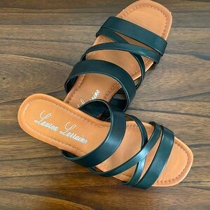 Lauren Larraine flat sandals in black size 8.5